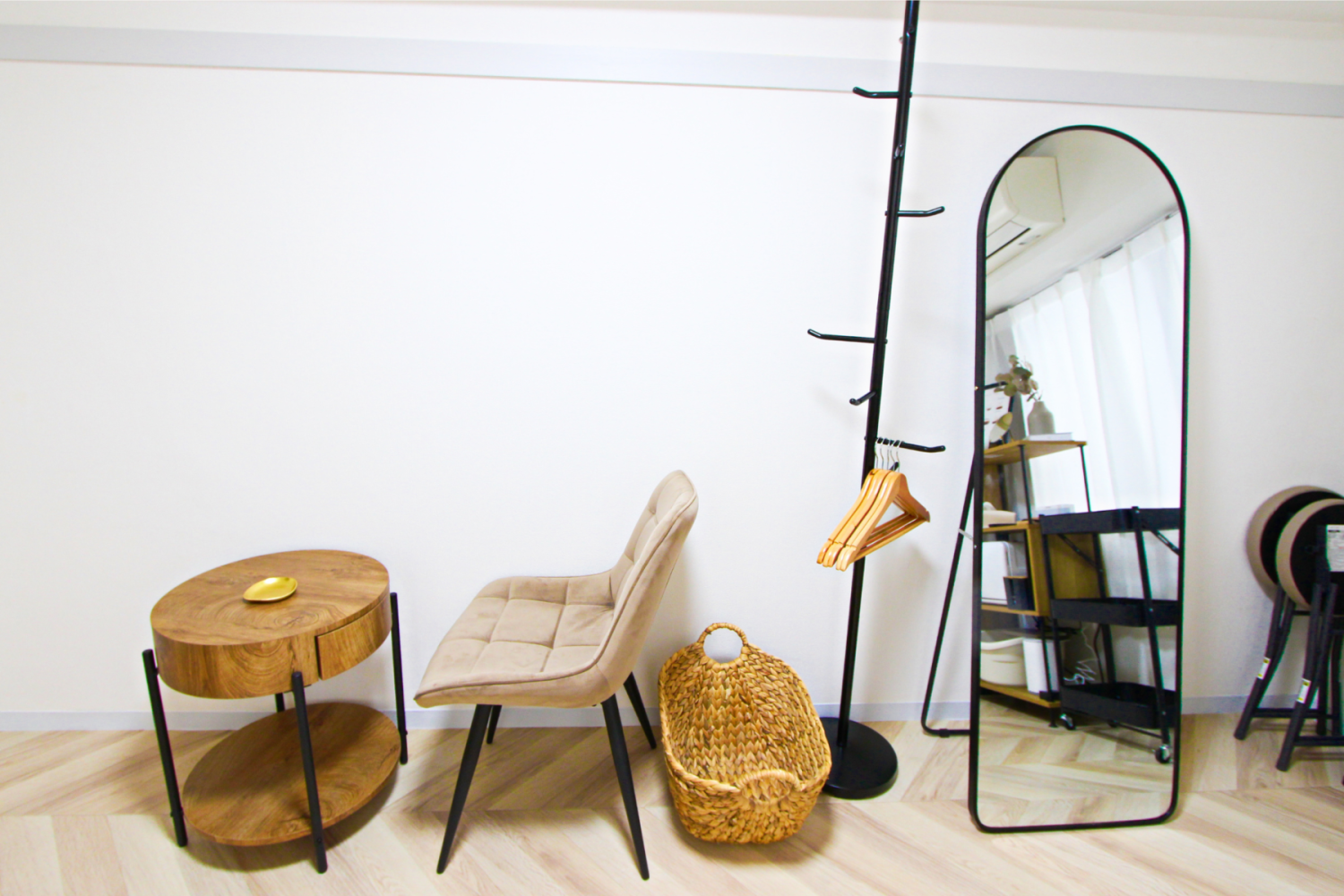 テーブル・チェア・お荷物カゴ・ハンガーラック・鏡