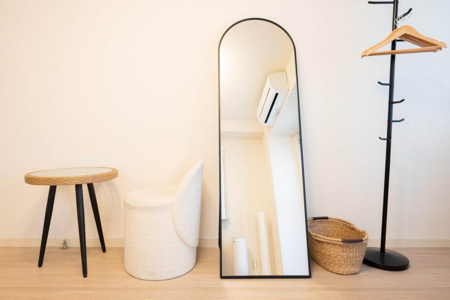 テーブル・スツール・全身鏡・荷物カゴ・ハンガーラック